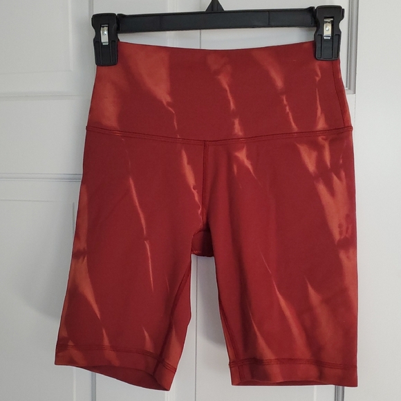 Lululemon Wundertrains HR 8in Biker Sun Bleached Wash Red Merlot Sz 6 - Picture 1 of 3